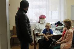 Сотрудник Арсинского Дома культуы Александр Калинин поздравляет коллектив медиков в лице Нургалеевой Галины.