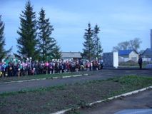 школьники на митинге