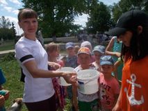 С детьми проводит игру библиотекарь Карпетова Надежда