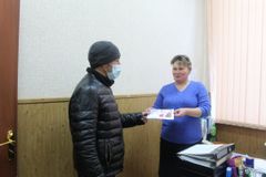 Вручили поздравительную открытку директору Арсинской школы Поповой Н.Н.