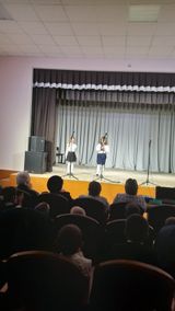 Ученици второго класса исполняют песню, посвящённую учителям