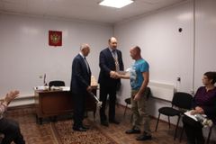Вручение грамоты главы района  Плаксину В.Л.