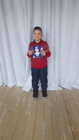 Илюша с открыткой. Очень радостно, что сделано своими руками.