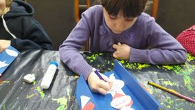 Лиза подптсывает открытку